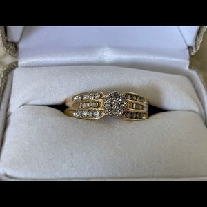 10k Yellow Gold Ladies Fashion Diamond Ring